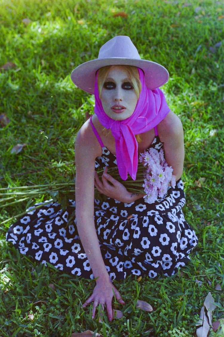 Mariela Baar, vestido midi flores, summer, dress, blanco y negro, pañoleta rosa